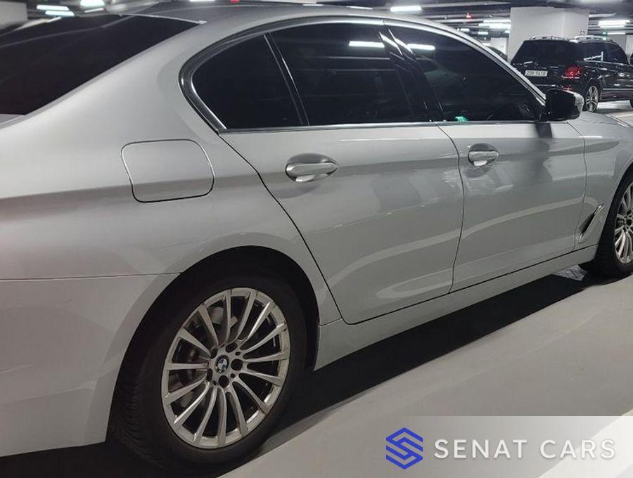 BMW 5-Series 520i Luxury 2WD