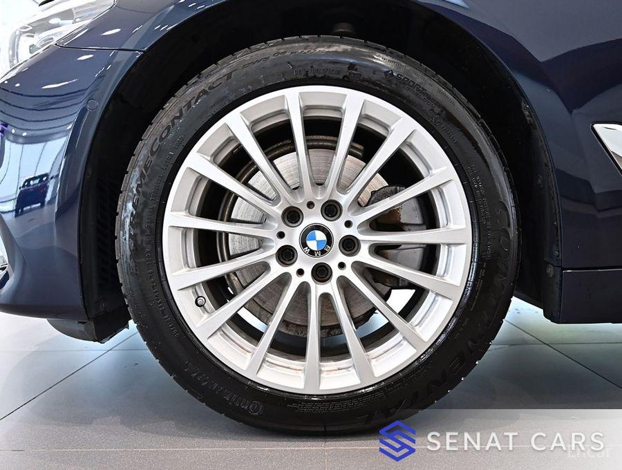 BMW 5-Series 520i Luxury 2WD