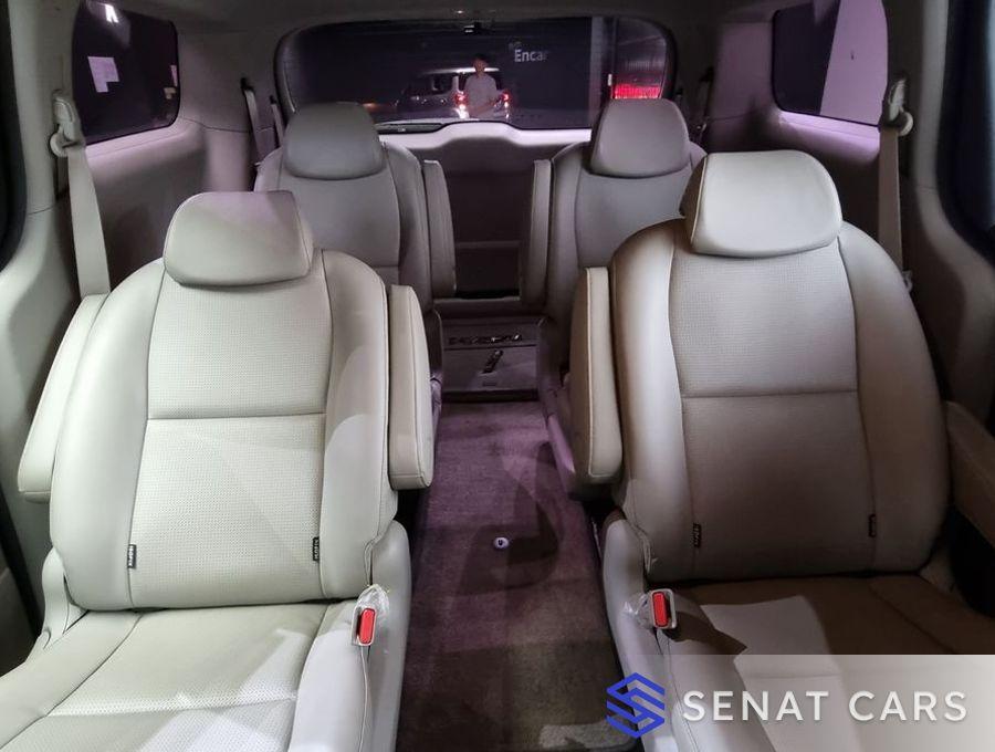 Kia Carnival 9-Seater Luxury 2WD