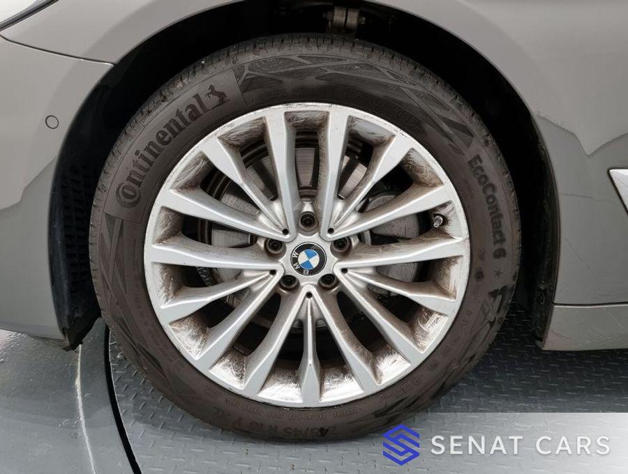 BMW 5-Series 520i Luxury 2WD