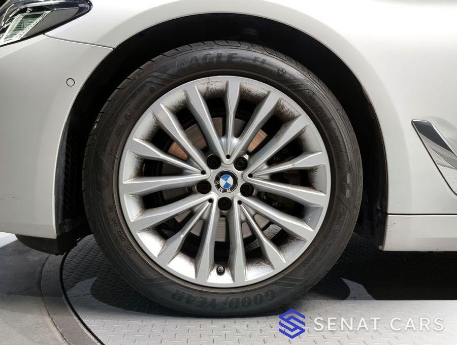 BMW 5-Series 520i Luxury 2WD