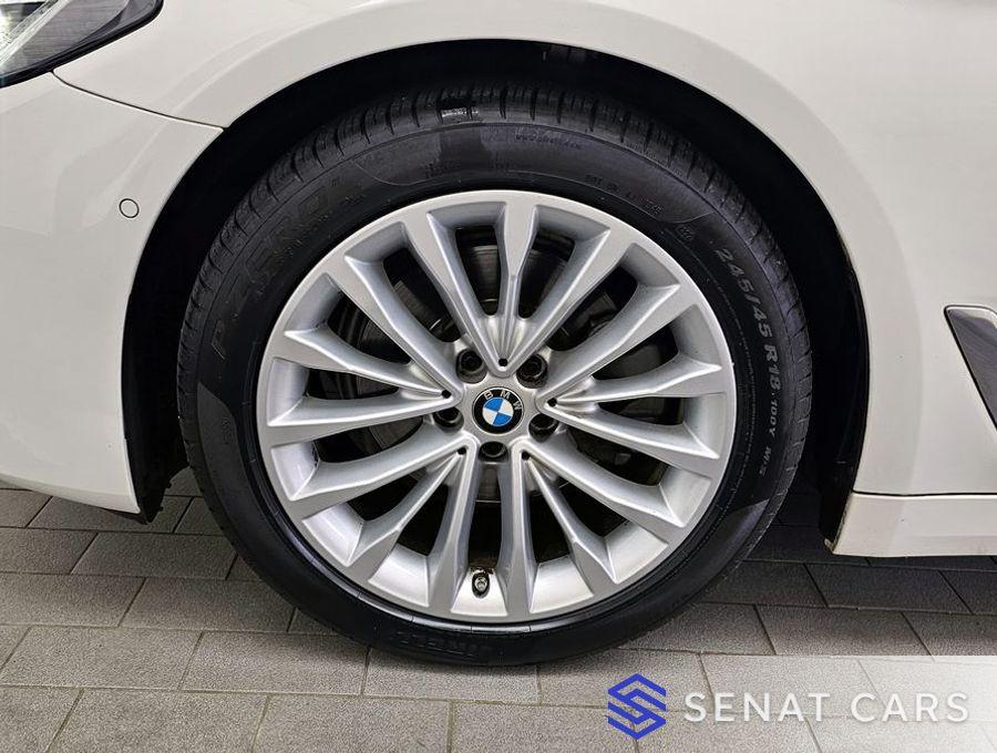 BMW 5-Series 520i Luxury 2WD