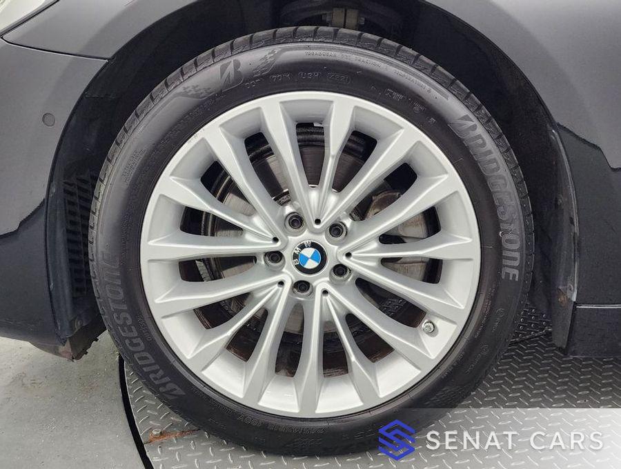 BMW 5-Series 520i Luxury 2WD