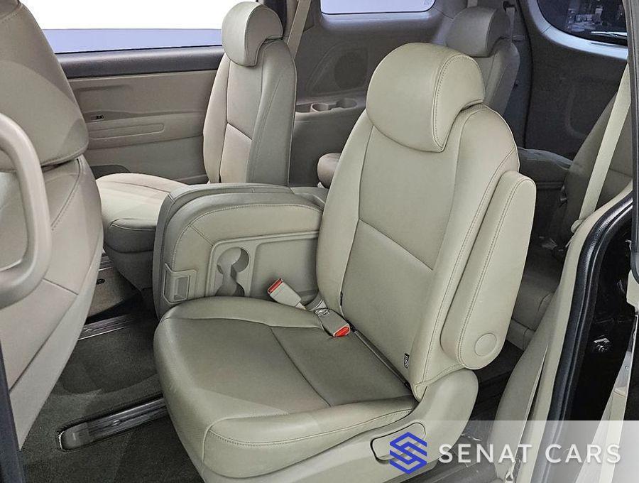 Kia Carnival 11-Seater Deluxe 2WD