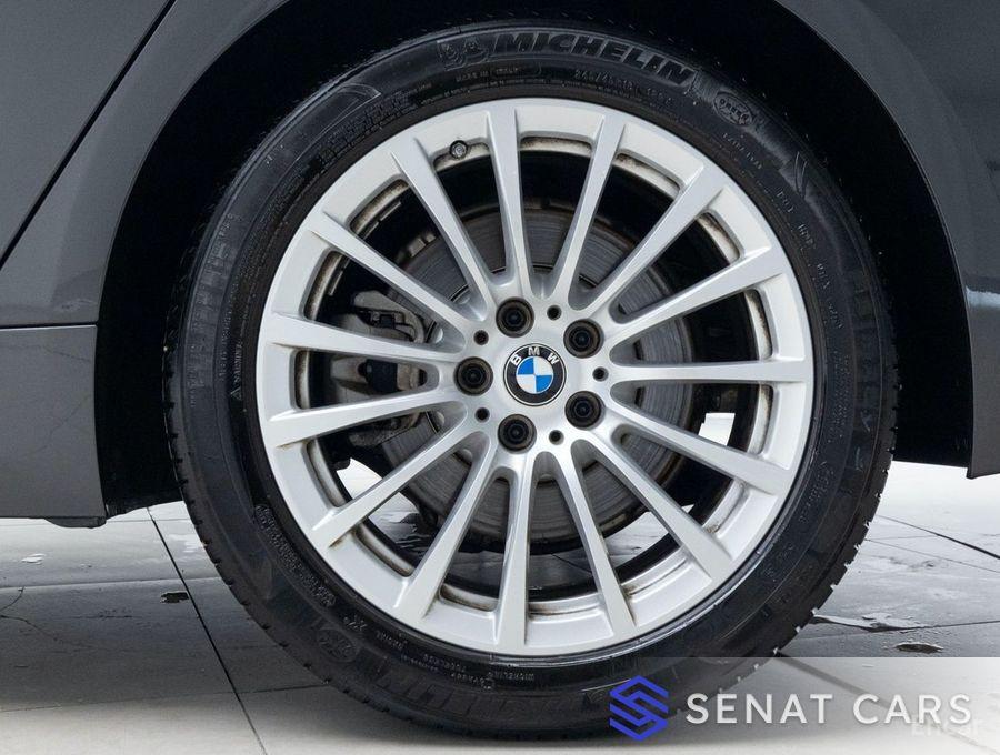 BMW 5-Series 520i Luxury 2WD