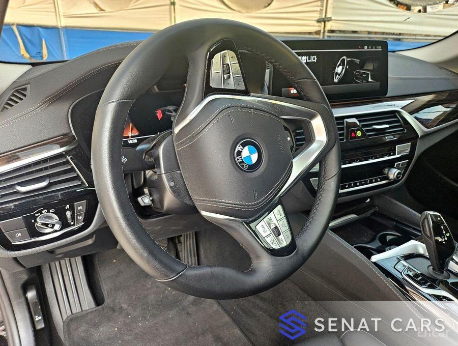 BMW 5-Series 520i Luxury 2WD