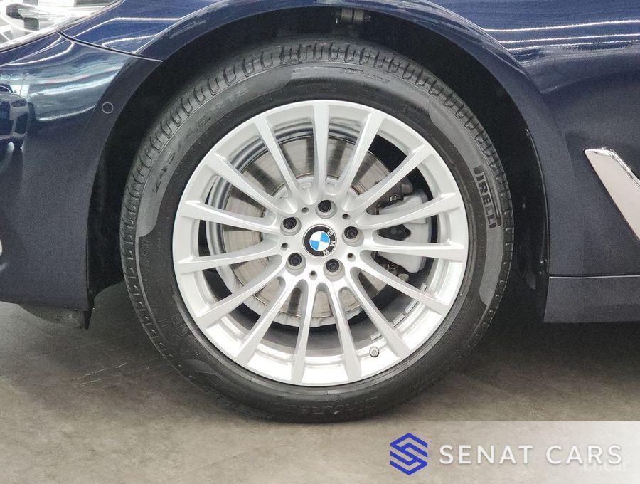 BMW 5-Series 520i Luxury 2WD