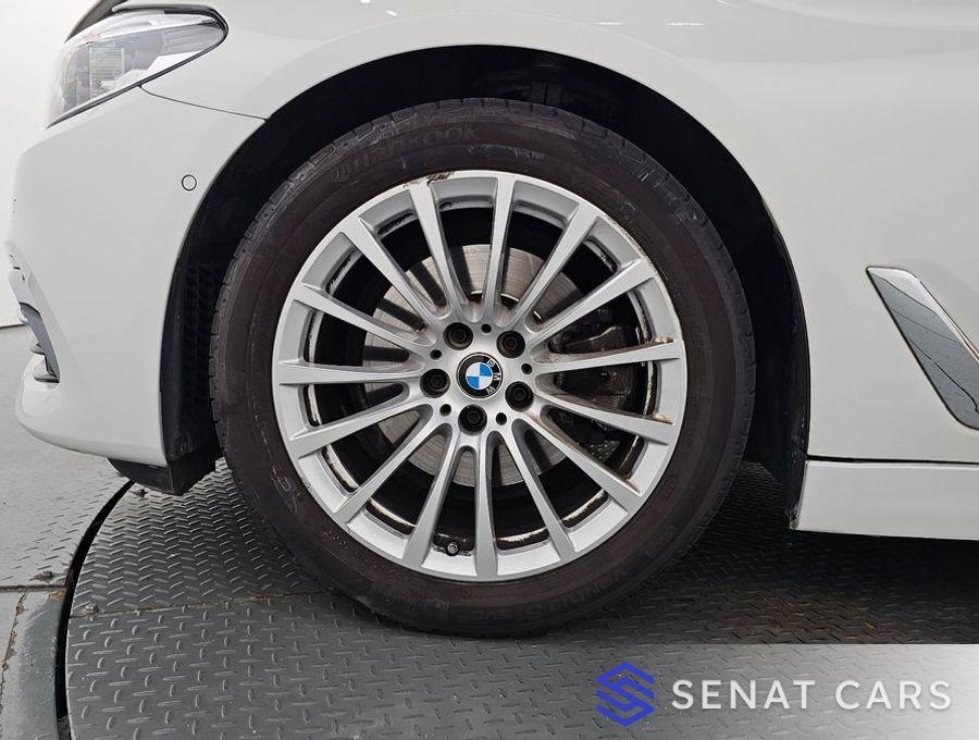 BMW 5-Series 520i Luxury 2WD