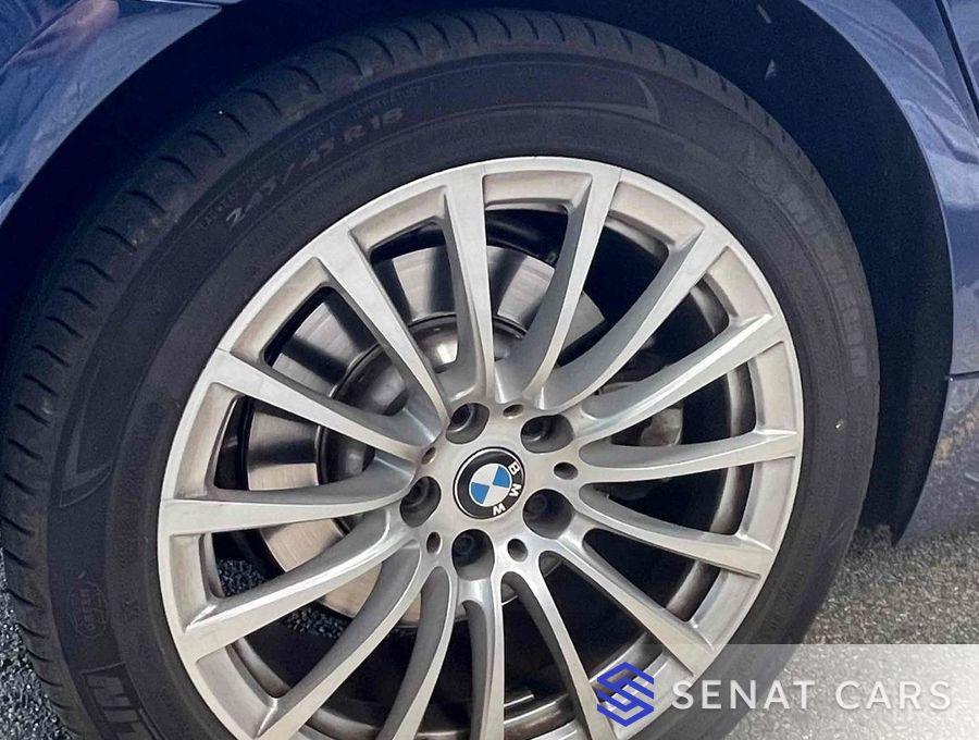 BMW 5-Series 520i Luxury 2WD