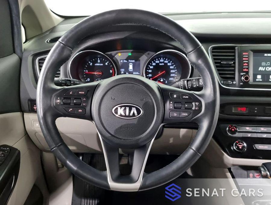 Kia Carnival 9-Seater Luxury 2WD