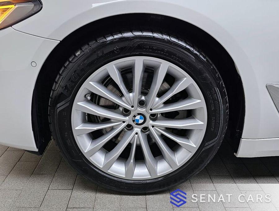 BMW 5-Series 520i Luxury 2WD