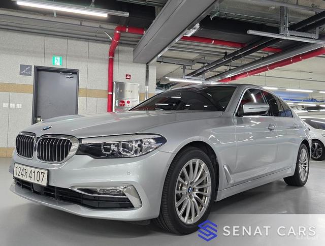 BMW 5-Series 520i Luxury 2WD